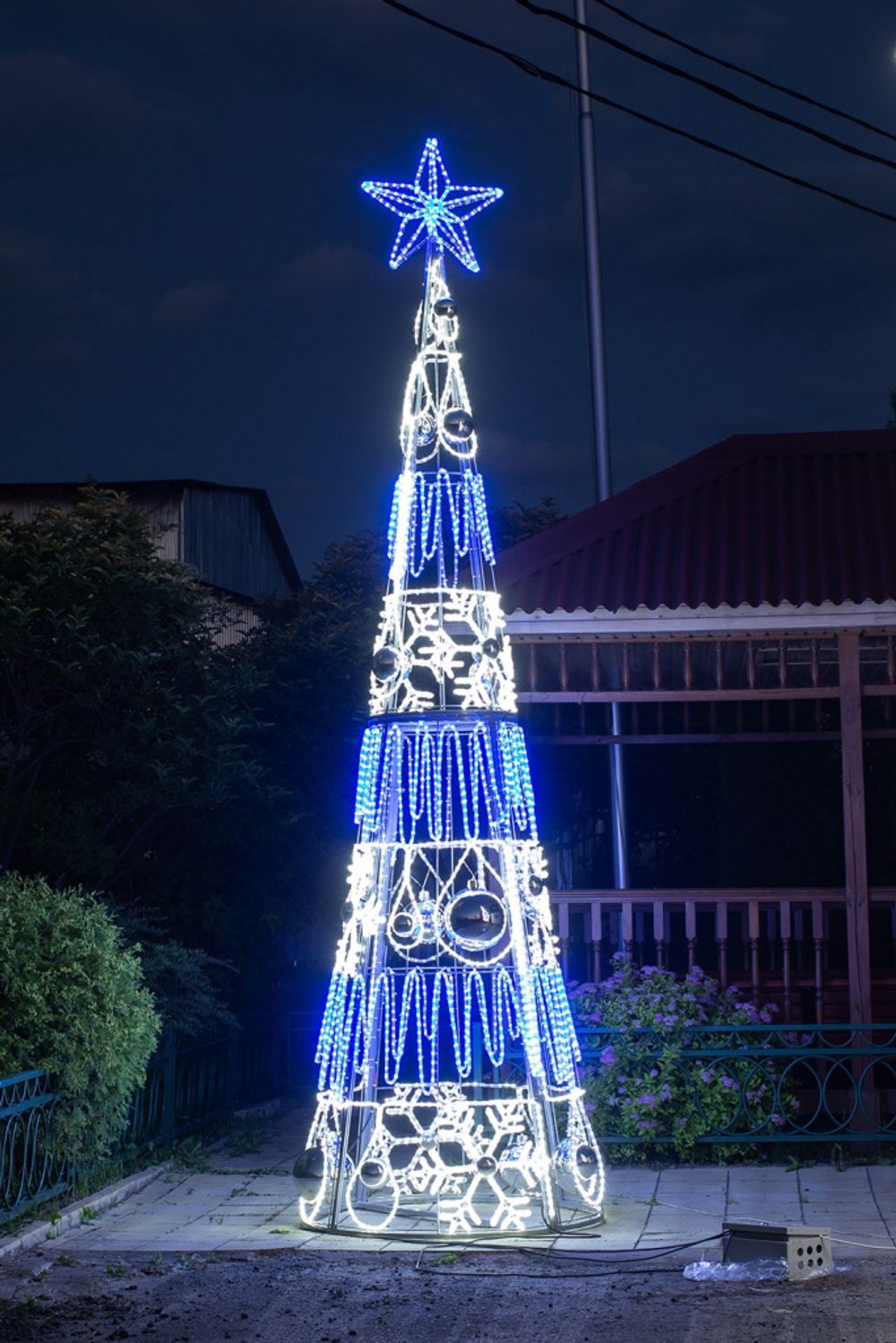 световая конструкция конус-елка Снежинка