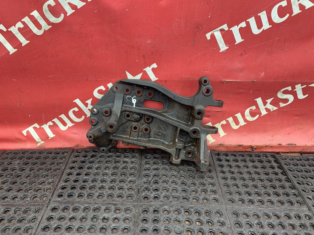 Кронштейн переднего бампера левый