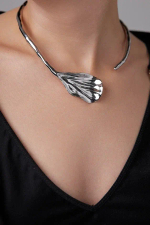 Колье-обруч Flora Belissima ассиметричный плоский лепесток, оттенок серебро