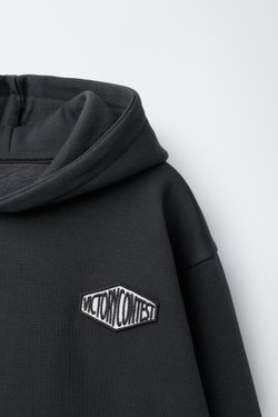 ZARA КОМПЛЕКТ ИЗ ТОЛСТОВКИ И БРЮК-ДЖОГГЕРОВ С НАШИВКОЙ, АНТРАЦИТОВО-СЕРЫЙ