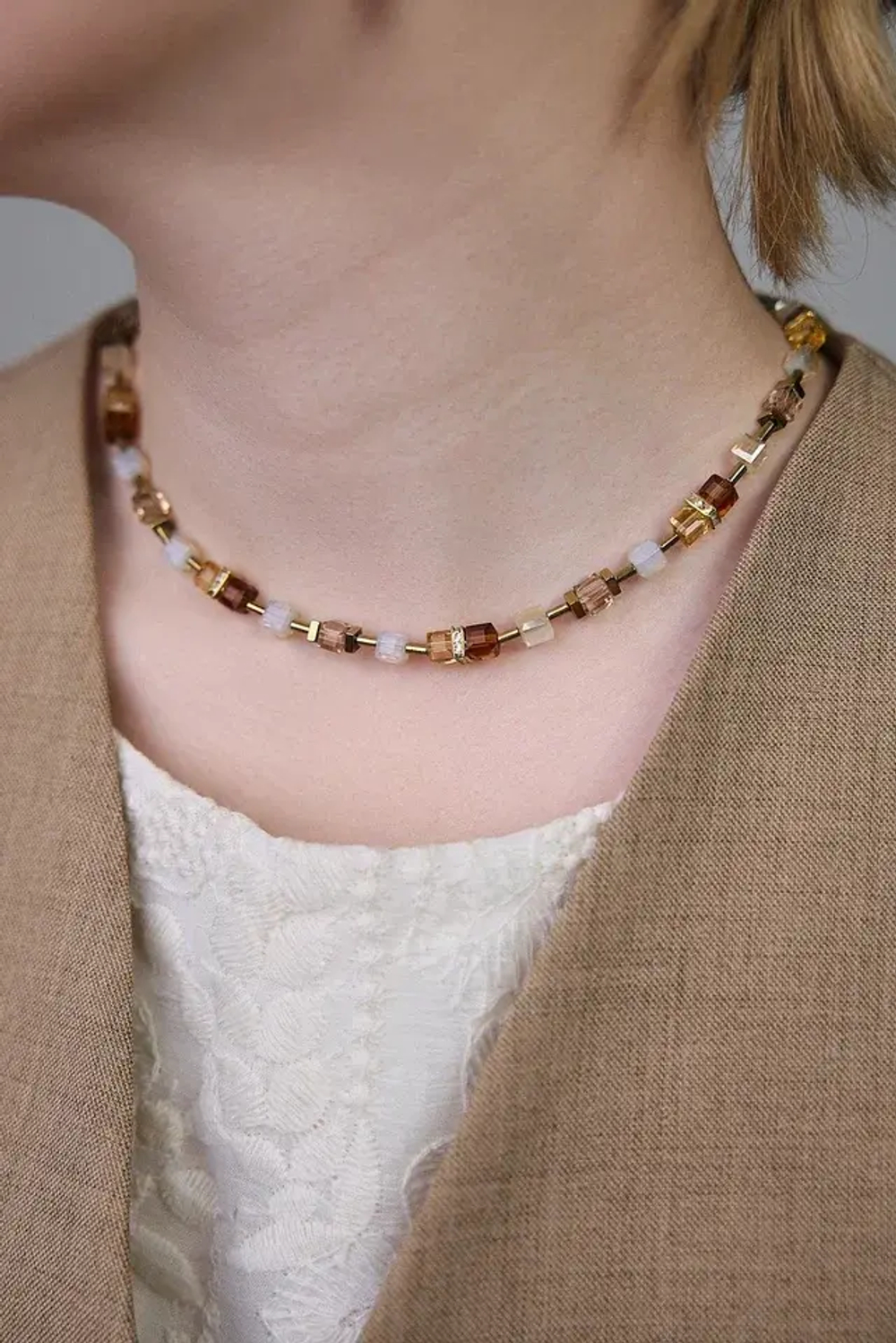 Колье телесные, медовые и коричневые кубики, золото