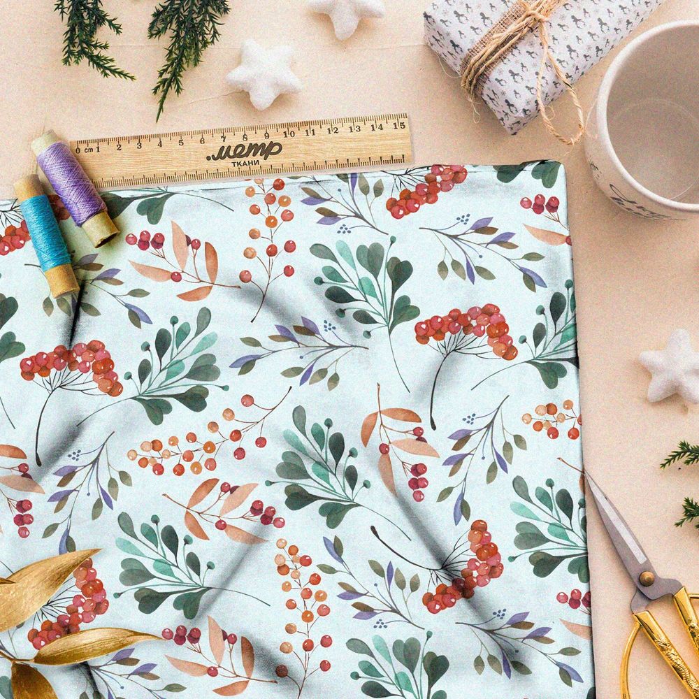 Ткань блэкаут брусника со смородиной на белом фоне