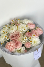 Букет из хризантемы, ромашки и пионовидной розы