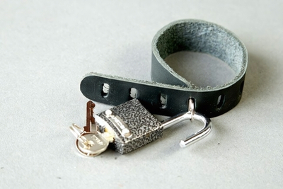 Сбруя на фаллос с замочком (Цвет: черный с серебряным)