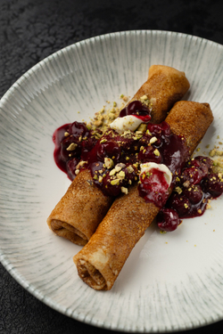 Блины с творожным кремом и вишней