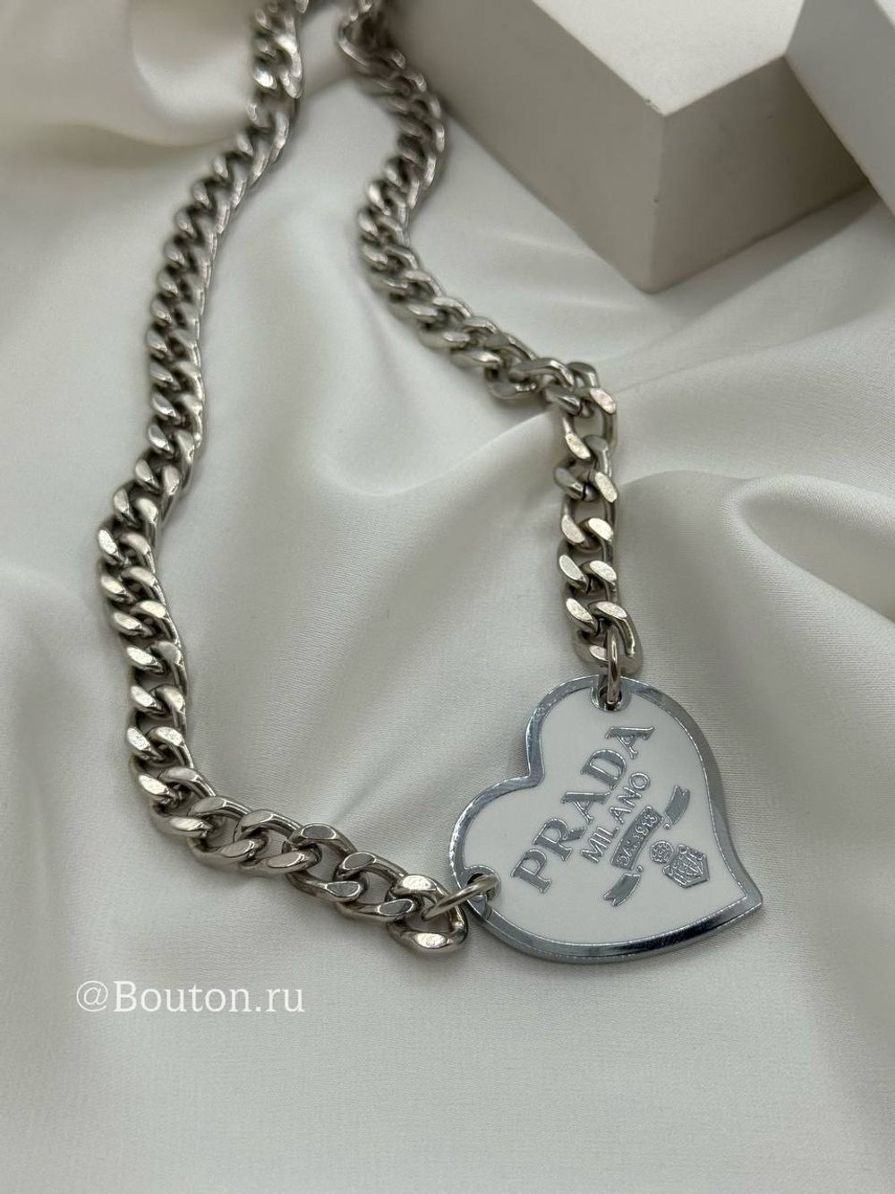 Колье Прад. серебристое с белым лого в форме сердечка