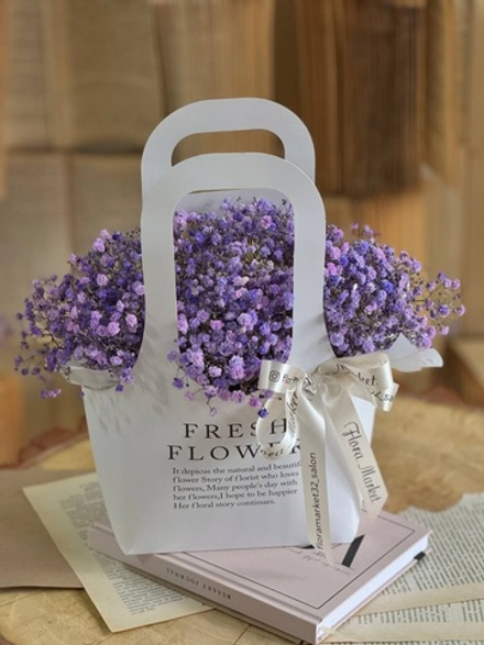 Нежные соцветия гипсофилы лавандовых оттенков в крафтовой сумочке