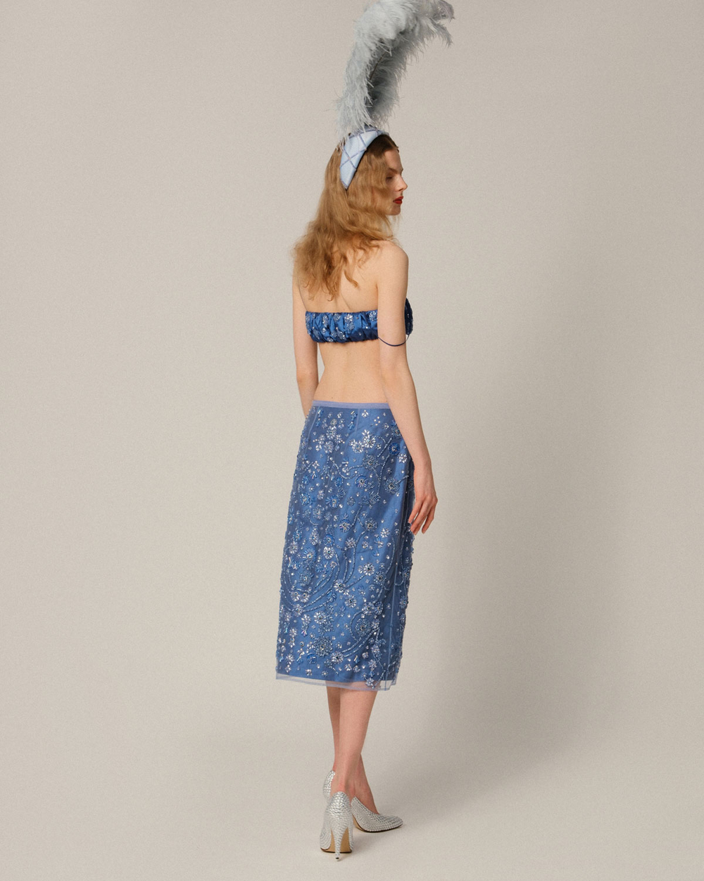 Расшитый топ на тонких лямках