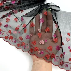 Вышивка на сетке сердечки (правая) 22 см