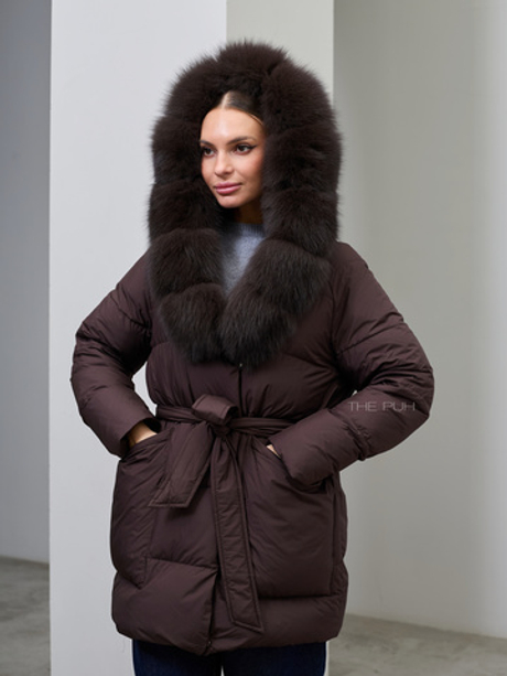 Удлиненный винный пуховик с поясом и мехом