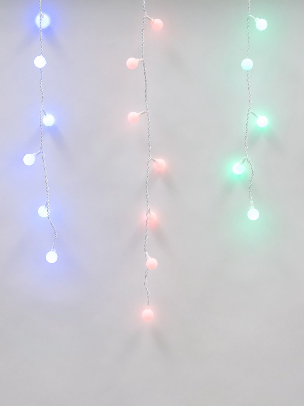 ULD-E2405-100-DTA MULTI IP20 RAINBOW Занавес светодиодный фигурный с контроллером Радуга. 16 нитей. 100 светодиодов. Размер 2.5х0.5м. Цвет свечения разноцветный. IP20. Провод прозрачный. Упаковка картон.