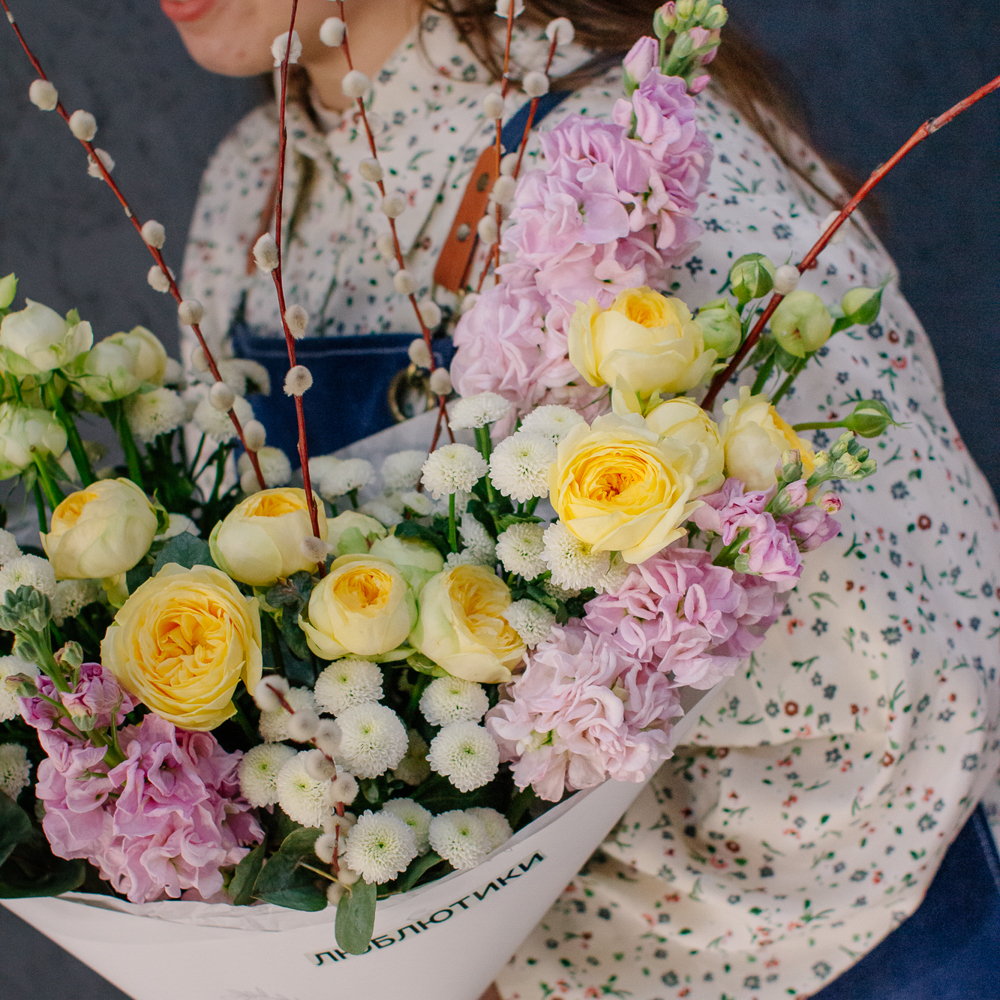 170. Нежный весенний букет с маттиолой и вербой