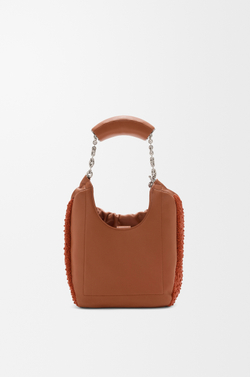 Loewe Мини-сумка-мешок Squeeze из кожи с бисером, карамельный
