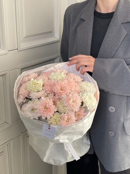 Букет из хризантемы в персиковом оттенке и диантусов