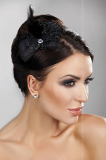 Блестящая чёрная шляпка с пером (Цвет: черный)