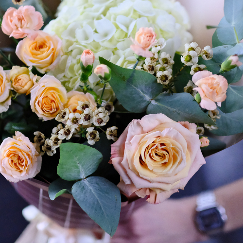 Купить Букет #396 с гортензией и пионовидной розой