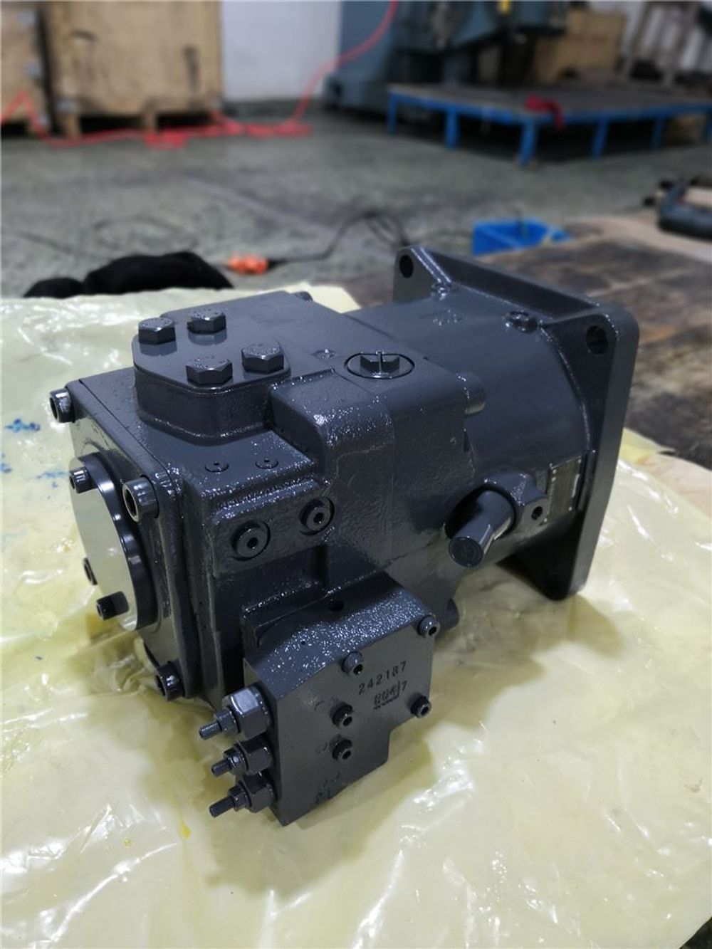 A11VO60LRS/10R-NSC12K01 - Насос аксиально-поршневой нереверсивный регулируемый с наклонной шайбой для незамкнутой гидросистемы, рабочий объем 60 см3, LRS = регулятор мощности с LS управлением, номинальное давление 350 бар, валS = шлицевой по ANSI B92.1a, проходной вал - K01 = под фланец SAE J744, диаметр 82-2, шлицы 5/8" 9T 16/32DP)