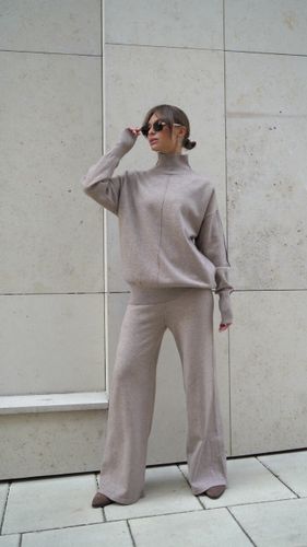 Трикотажный костюм оттенка капучино с контрастными полосами на рукавах