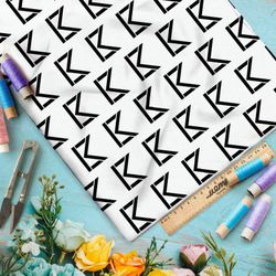 Ткань сатин стильный чёрный узор на бежевом фоне