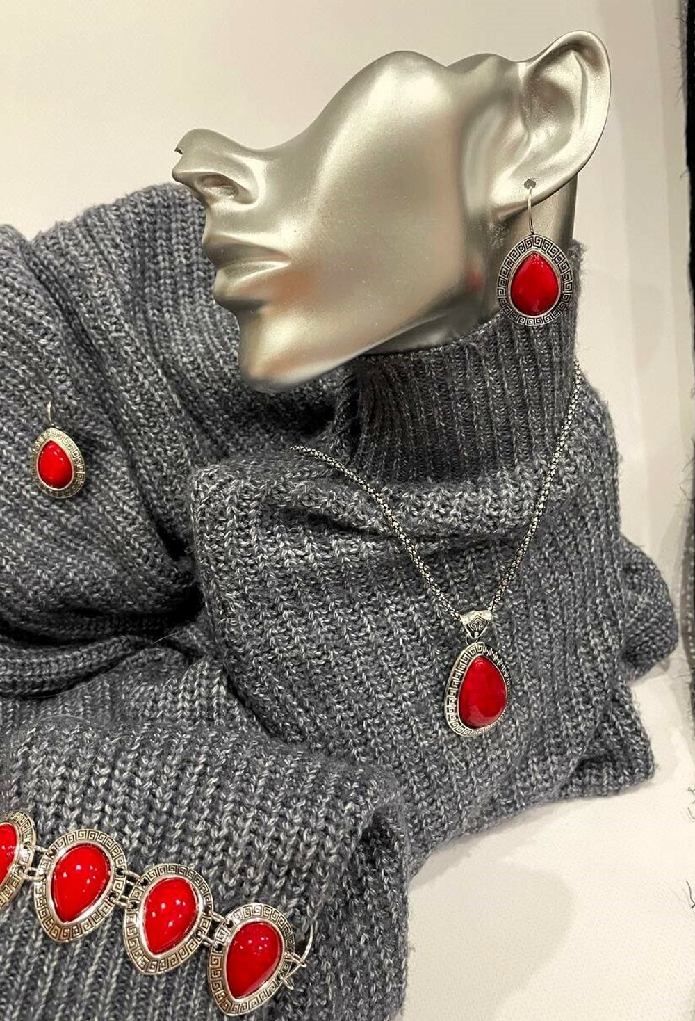 Комплект бижутерии "Красный коралл" - подвеска, серьги и браслет.  Форма-капля.