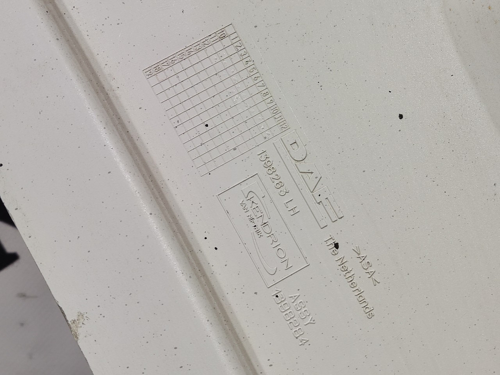 Облицовка фары левой