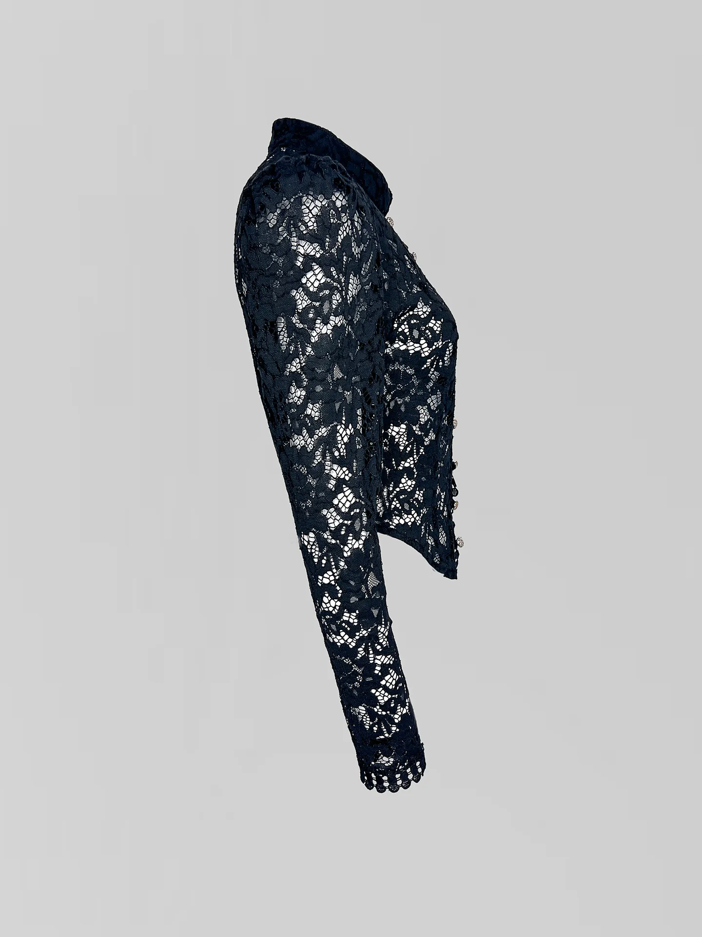 Блузка BD colleсtion однотонная приталенная из гипюра на золотых пуговицах