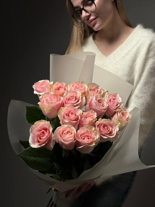 Букет из 15 розовых роз в упаковке