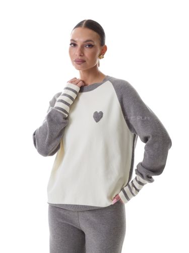 Серый трикотажный костюм с сердцем