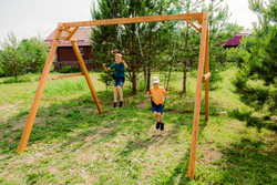 Деревянные качели с двумя гибкими качелями