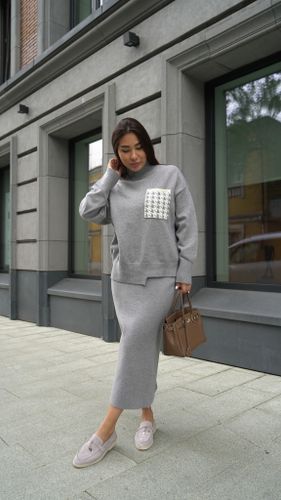 Серый трикотажный костюм с юбкой