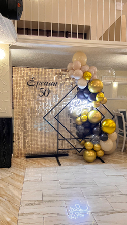 Фотозона юбилейная в коричнево-золотой гамме