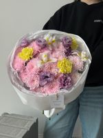 Букет из хризантемы в розовом оттенке, диантусов, ирисов и лизиантуса