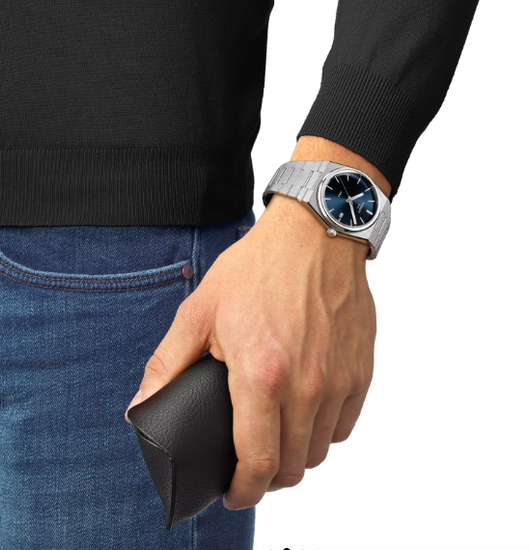Мужские часы Tissot T137.410.11.041.00  на руке