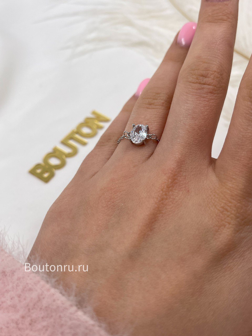 Кольцо серебристое на цепочке с белым стразом