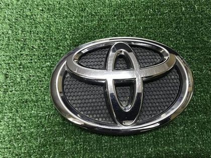 Эмблема передняя Toyota Land Cruiser 200 (15-21)
