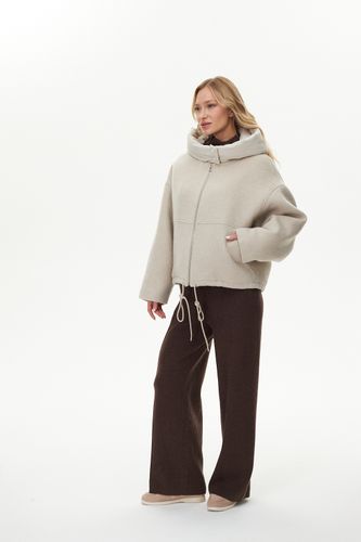 Бежевая куртка без утеплителя с объёмным капюшоном