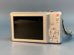 Panasonic Lumix DMC-F3 Отсутствует задняя крышка