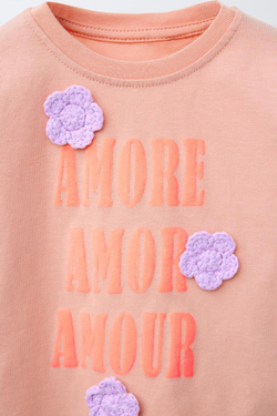 ZARA ФУТБОЛКА С НАДПИСЬЮ И ЦВЕТОЧНЫМИ АППЛИКАЦИЯМИ, БЛЕДНО-РОЗОВЫЙ