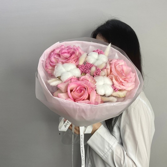 «Конфетти» букет с французскими розами, хлопком и озотамнусом