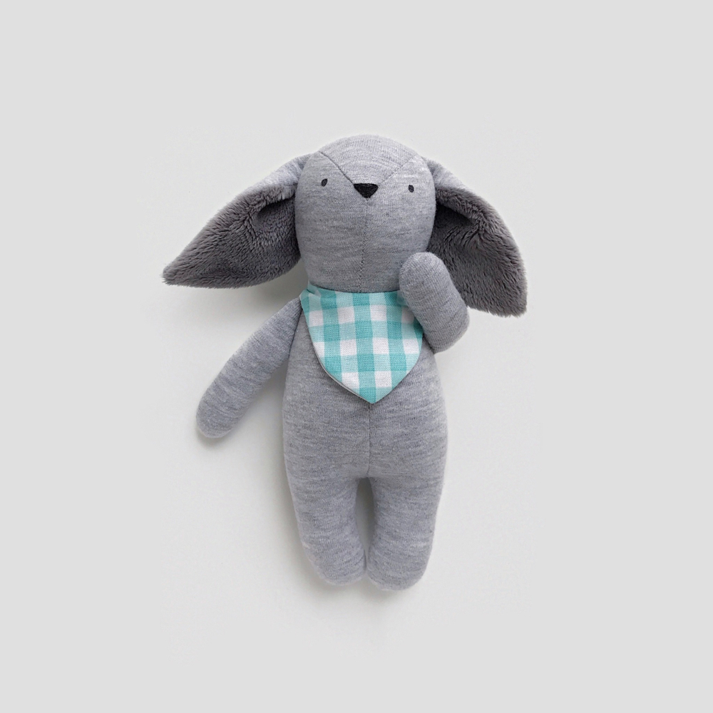 Зайчик серого цвета с серыми ушками