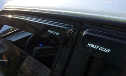 Ветровик (000299) NISSAN QASHQAI 2007-2014 /накладные/ скотч /к-т 4 шт./ Прочий VORON GLASS (Samurai)