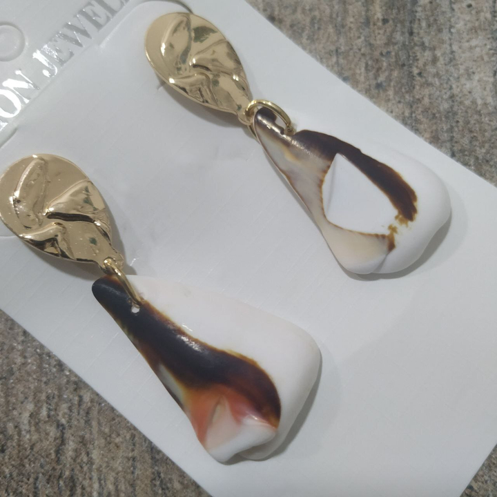 Серьги-гвоздики Ракушка срез капля перевернутая металл золотистый