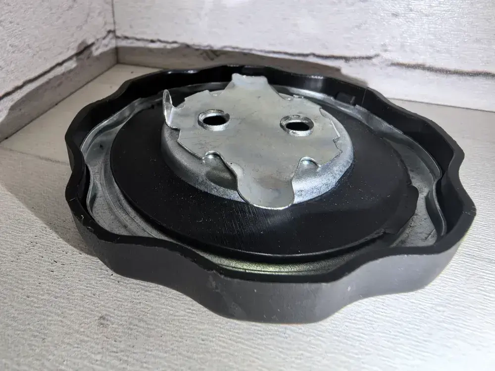 Крышка топливного бака пластик 160F-188F GX120-GX390