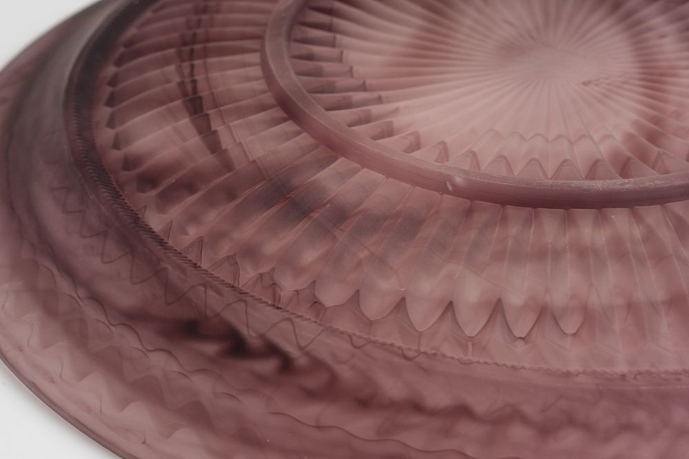 Стеклянное блюдо, украшенное градиентной техникой