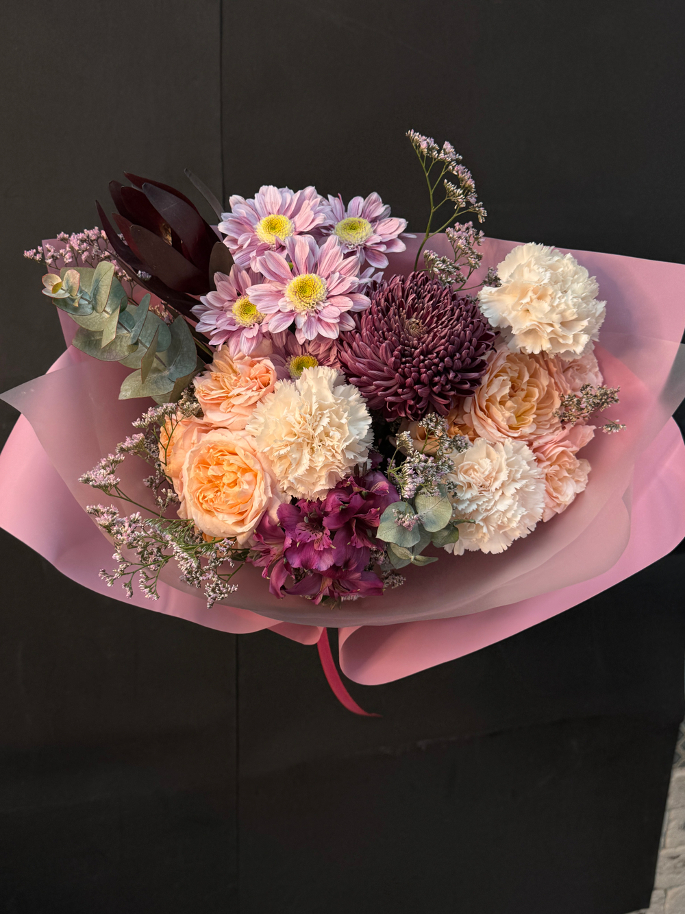 Букет из микса хризантем, кустовой розы, диантусов и альстромерии