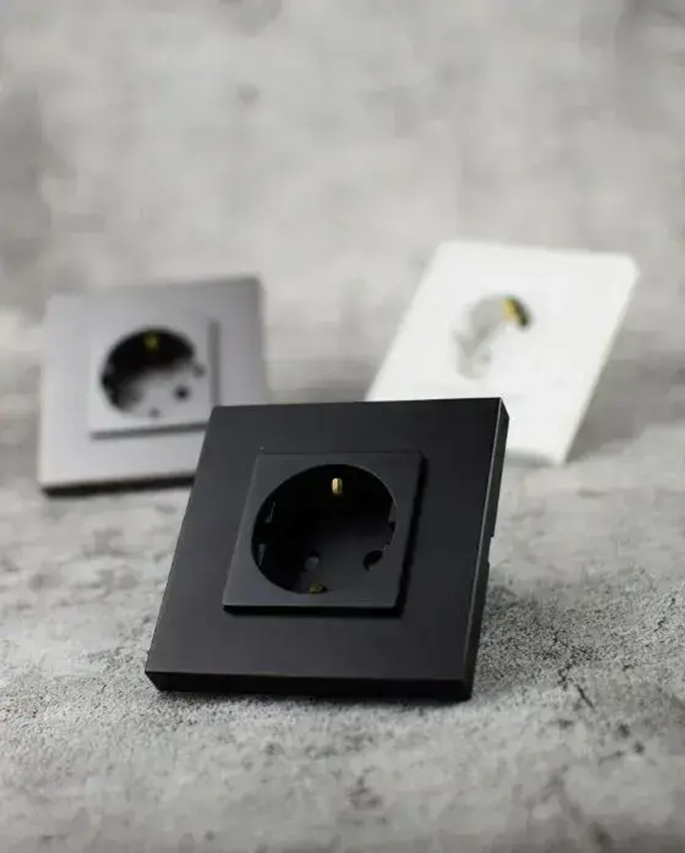 Розетки черные с заземлением и защитными шторками от детей, евророзетки