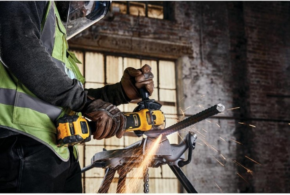 Угловая шлифмашина аккумуляторная DeWALT DCG 409 NT  бесщеточная, без АКБ и З/У DCG409NT-XJ