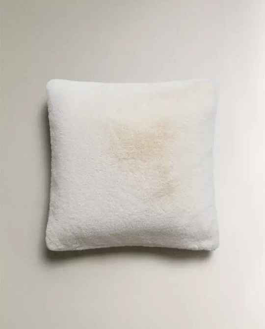 ZARA HOME НАВОЛОЧКА ДЛЯ ДЕКОРАТИВНОЙ ПОДУШКИ ИЗ ИСКУССТВЕННОЙ ШЕРСТИ, ЖЕЛТОВАТО-БЕЛЫЙ