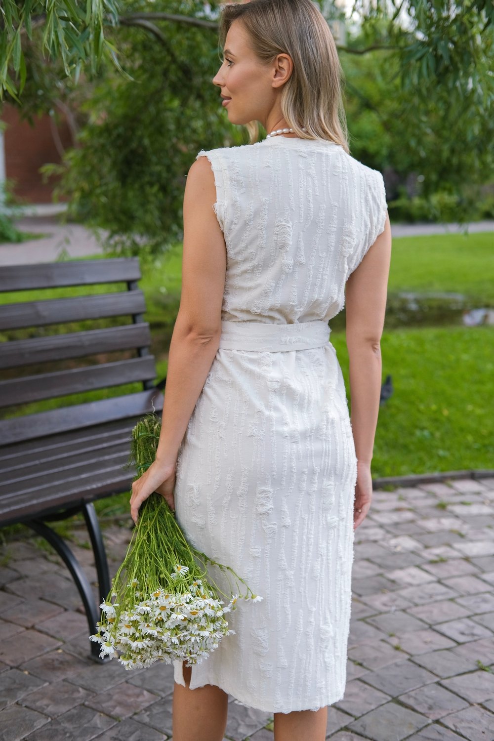 Платье сливочного цвета из фактурного трикотажа