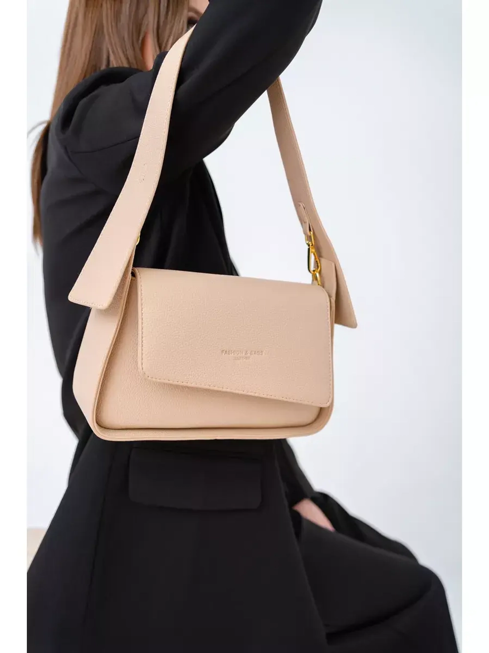 Сумка кросс-боди через плечо с широким съемным ремнем.